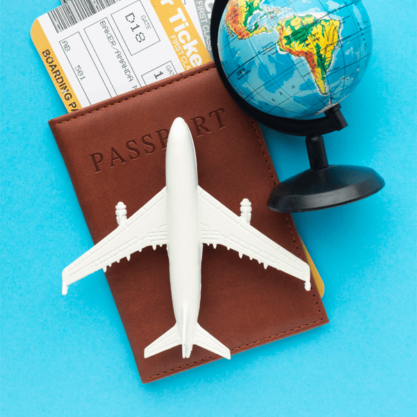 Imagen de un avión y un pasaporte