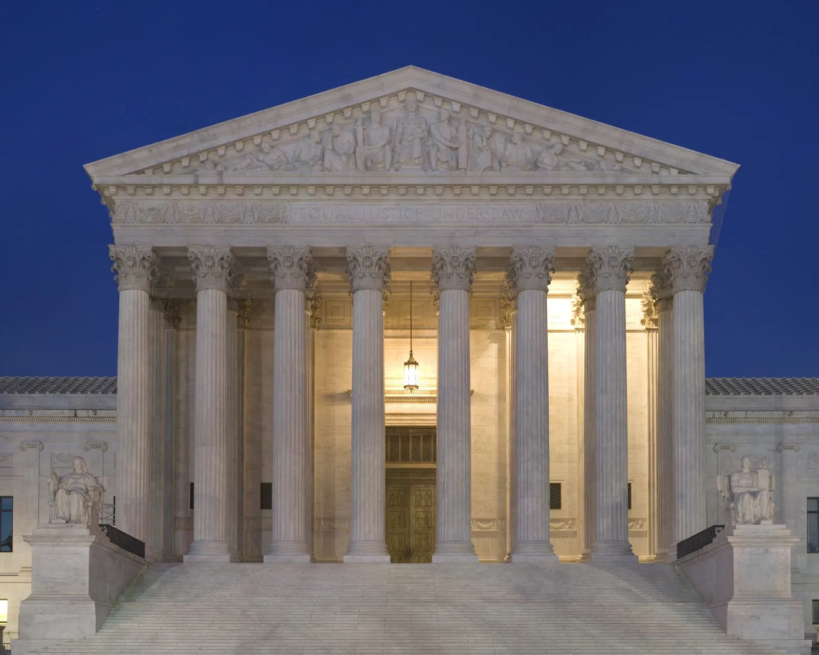 Corte Suprema de Estados Unidos al atardecer