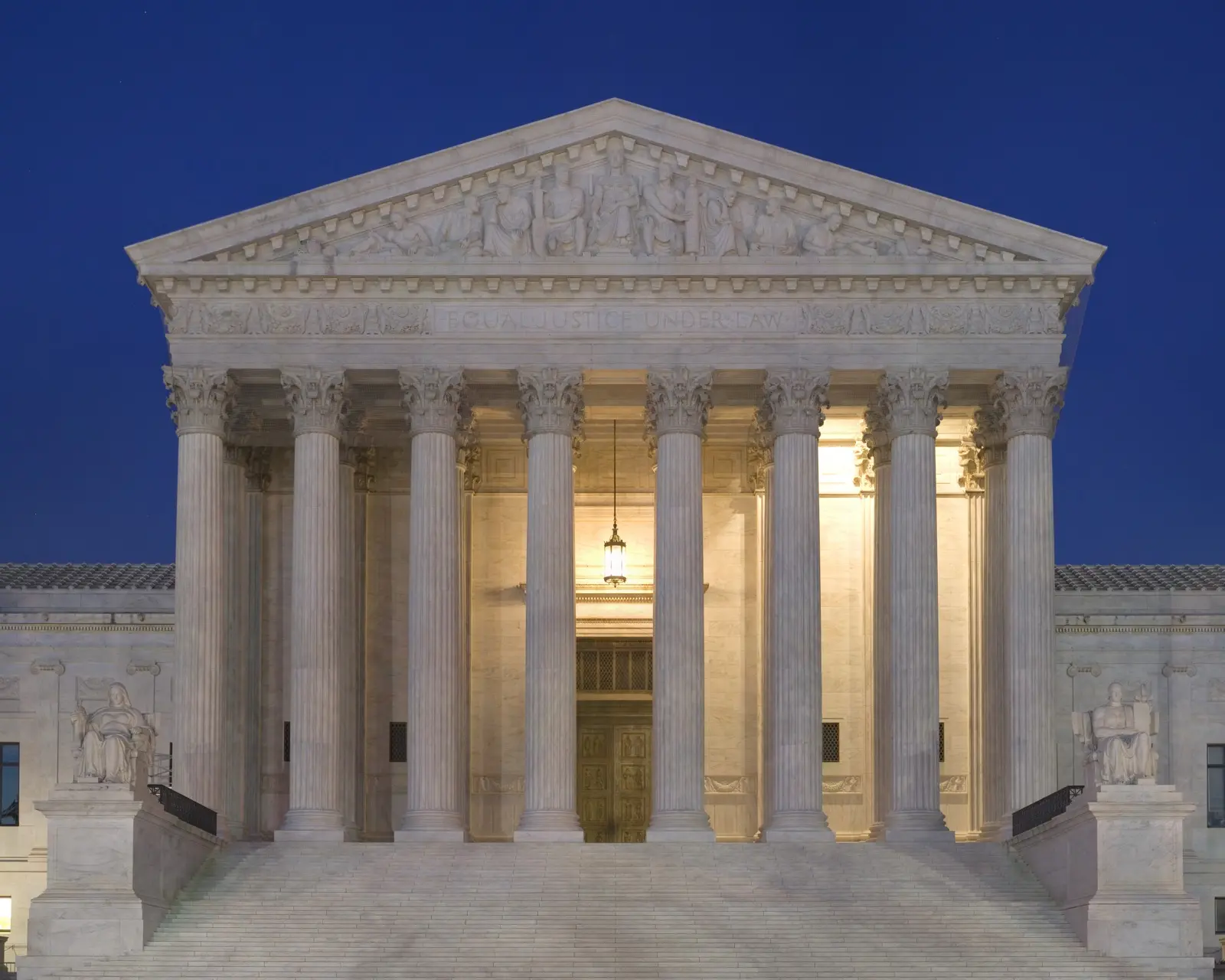 Corte Suprema de Estados Unidos al atardecer