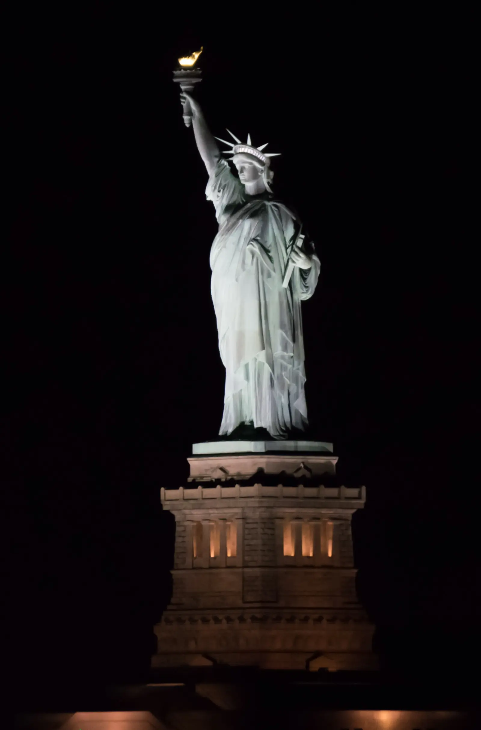 Estatua de la Libertad de noche