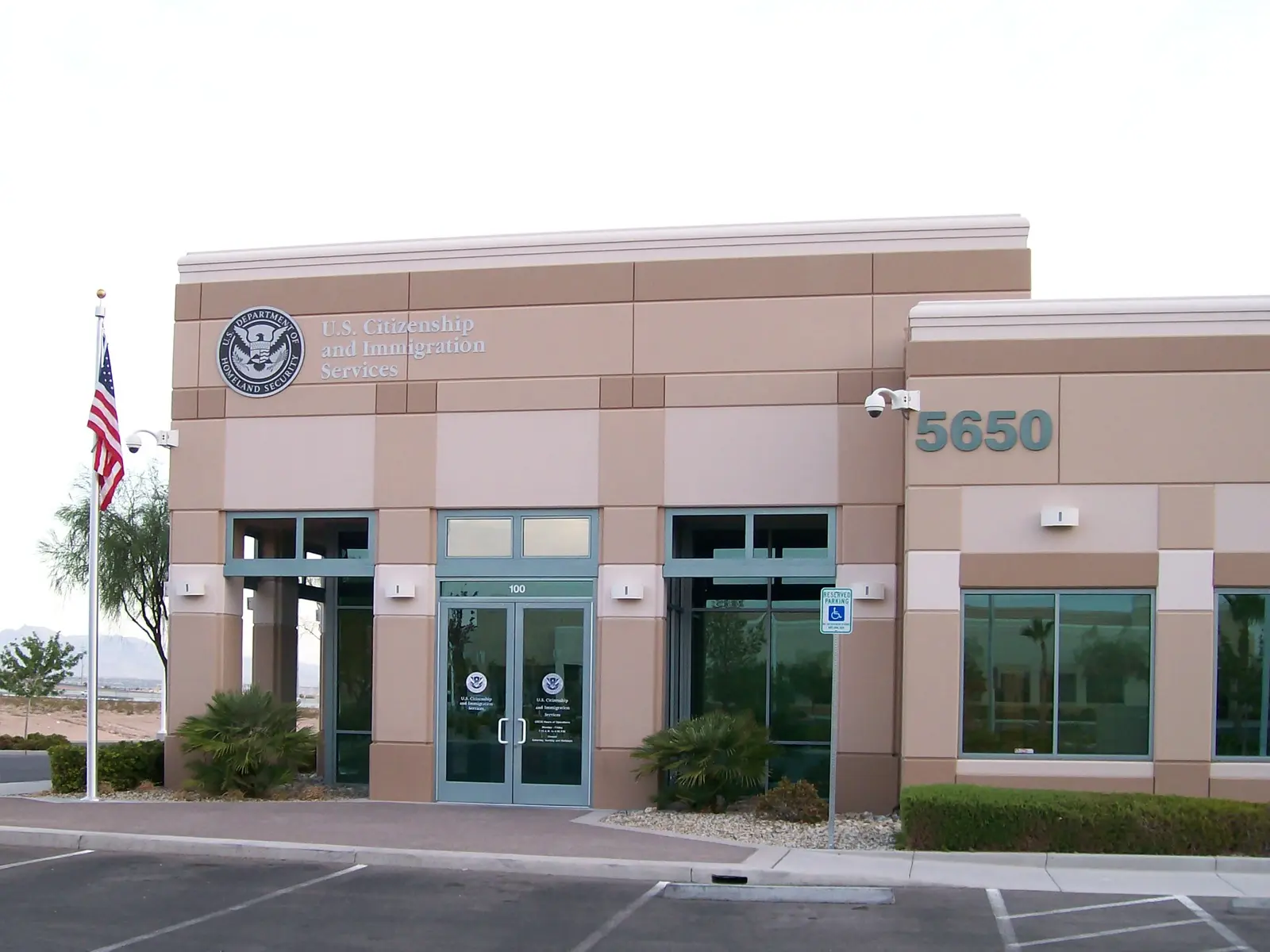 Entrada de una oficina de campo de USCIS
