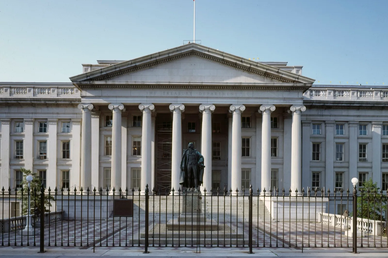 Edificio del Departamento del Tesoro de EE. UU. en Washington, D.C., con la estatua de Alexander Hamilton