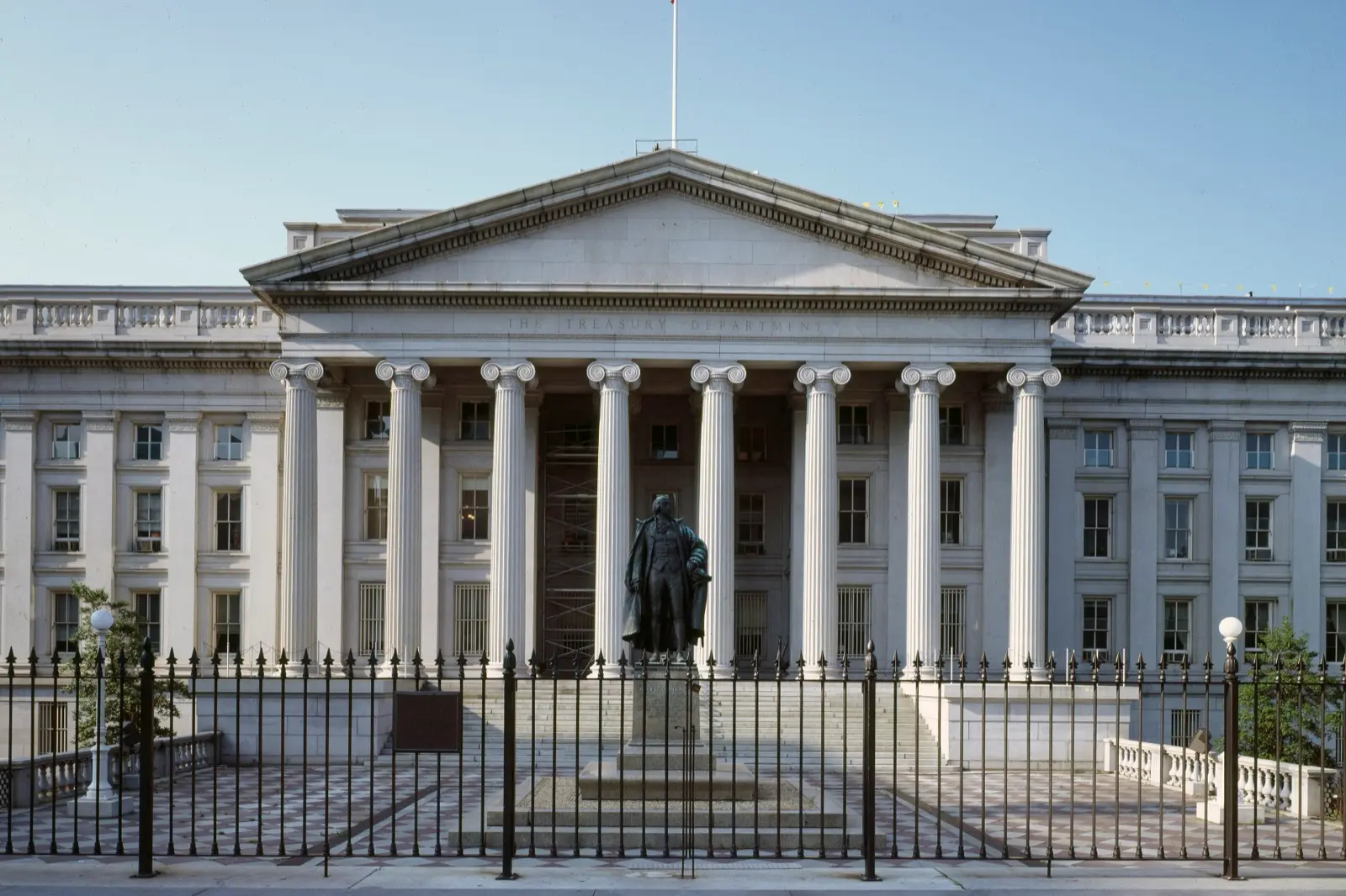 Edificio del Departamento del Tesoro de EE. UU. en Washington, D.C., con la estatua de Alexander Hamilton