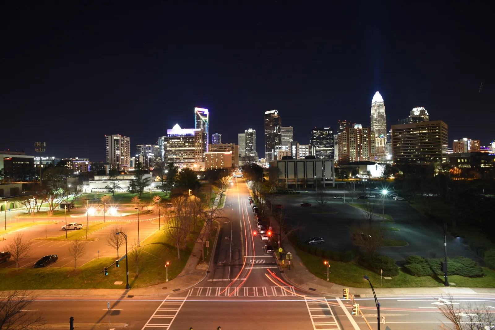 Vista nocturna del centro de Charlotte, Carolina del Norte, con sus edificios iluminados