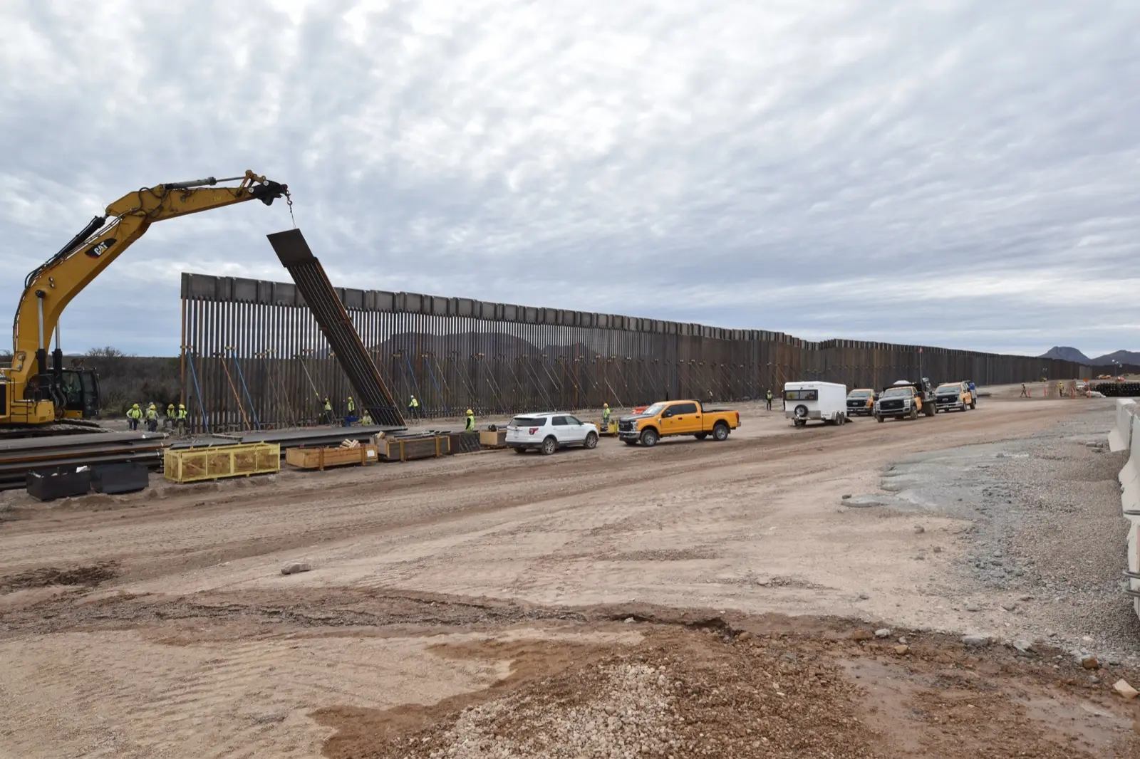 Tramo de muro fronterizo en construcción cerca de Tucson, Arizona