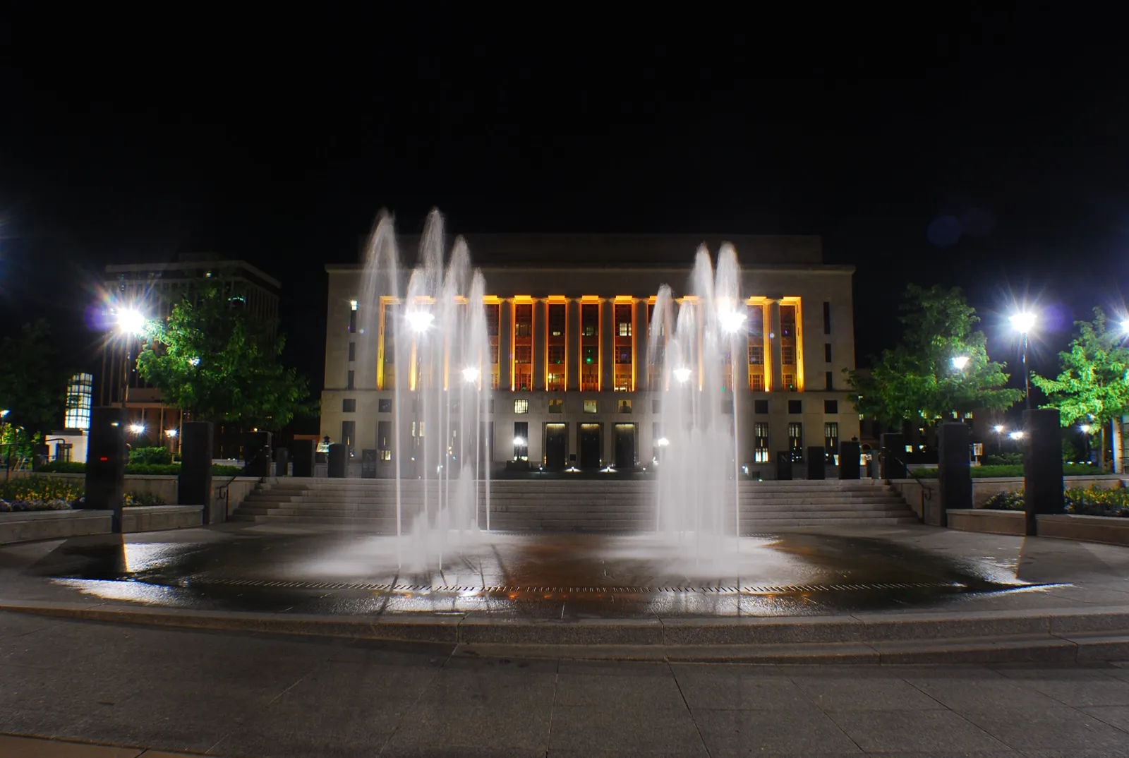 Fachada iluminada del Davidson County Courthouse, en Nashville, de noche, con una fuente en primer plano