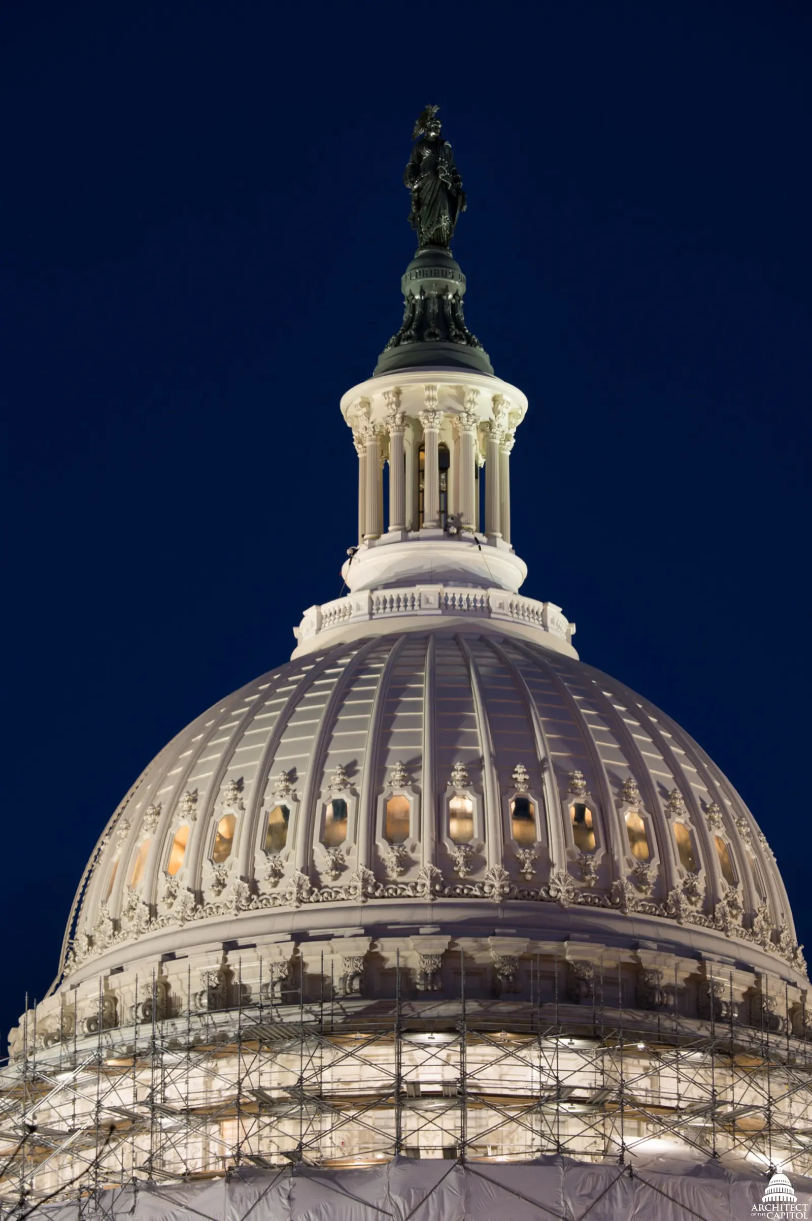 Cúpula del Capitolio de Estados Unidos iluminada de noche