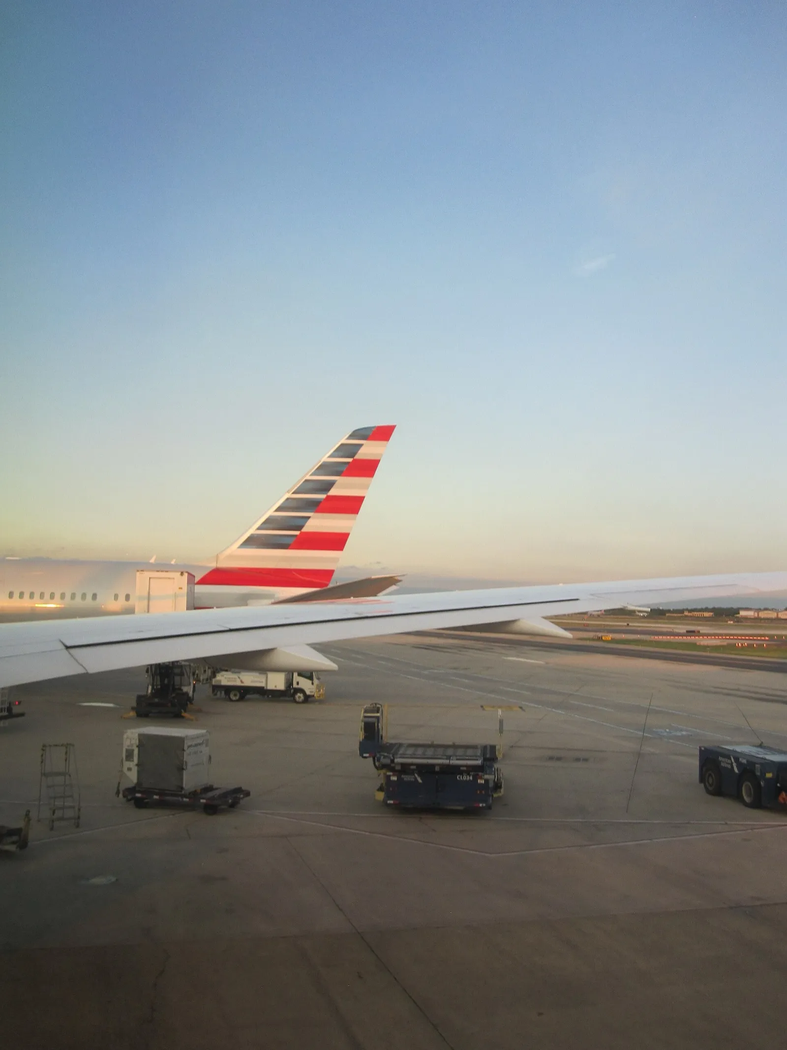 Cola de un avión de American Airlines al atardecer en el aeropuerto de Filadelfia