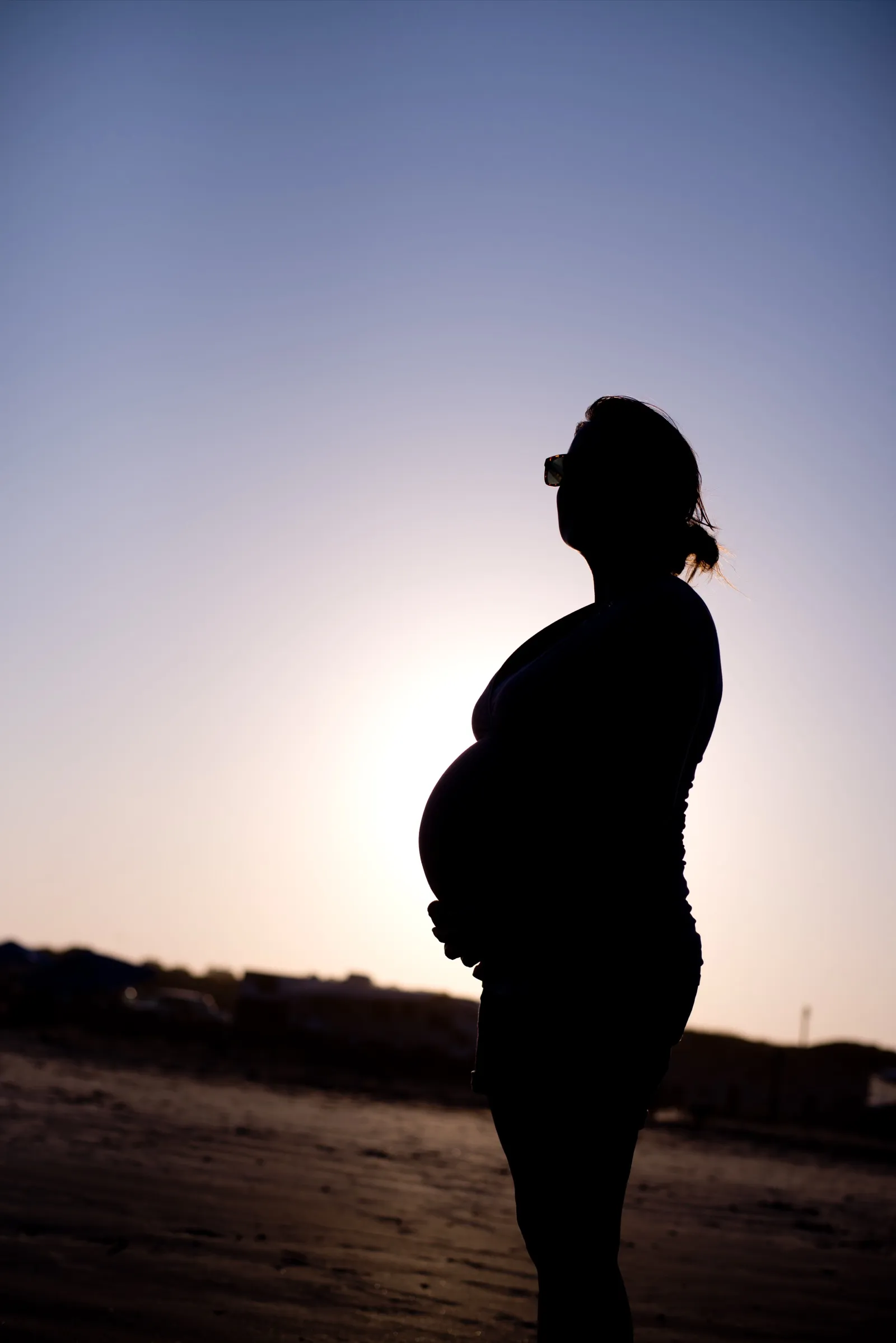 Silueta de una mujer embarazada al atardecer