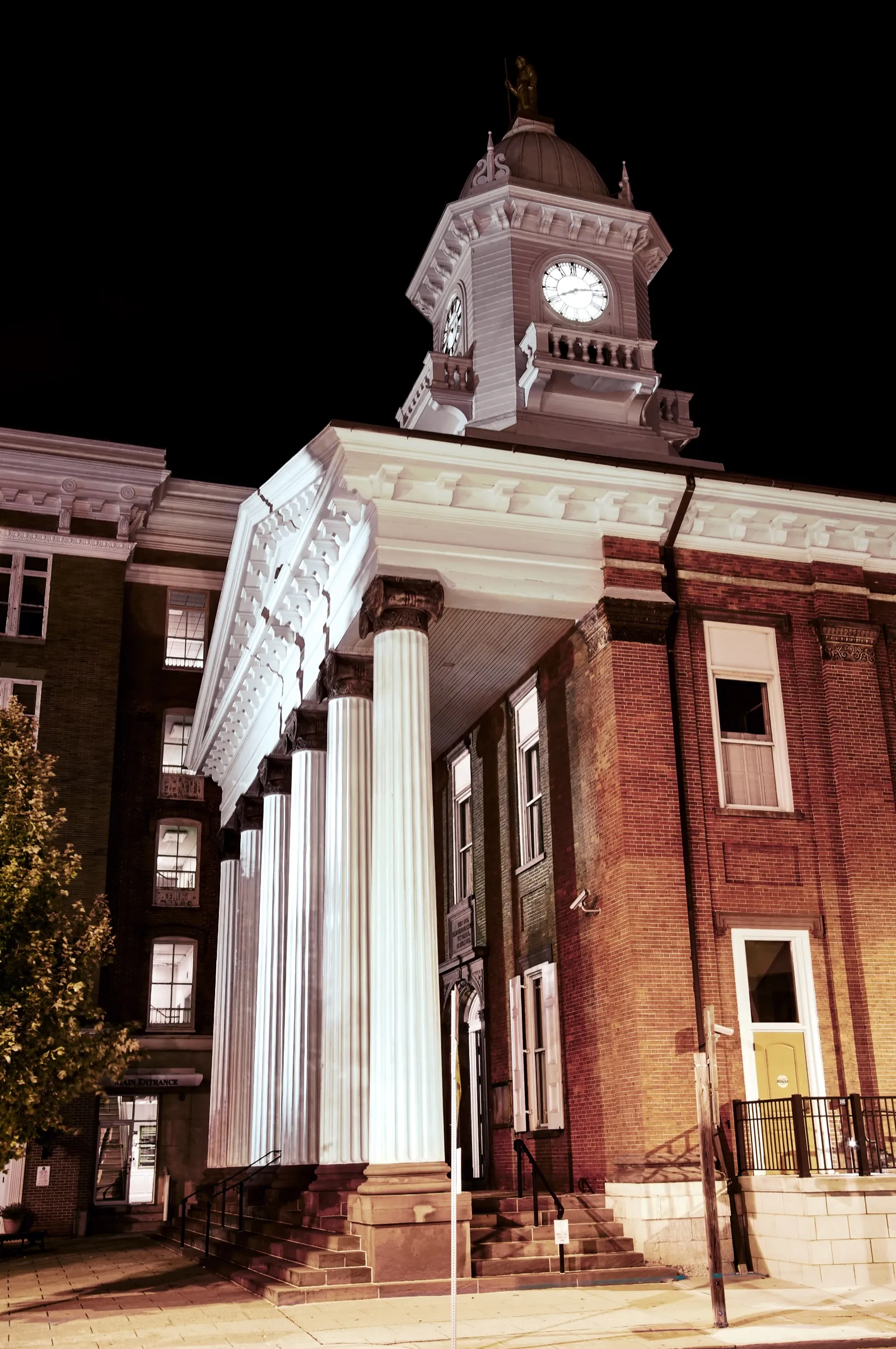 Torre del reloj de un palacio de justicia iluminada de noche