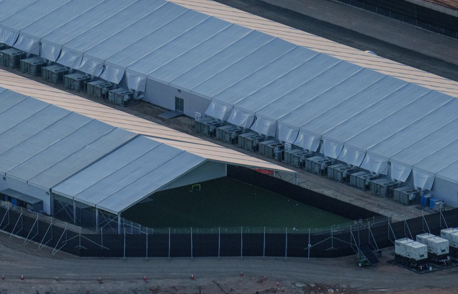 Vista aérea de las carpas de gran tamaño de Camp East Montana, el centro de detención de ICE en la base militar de Fort Bliss, en El Paso, Texas