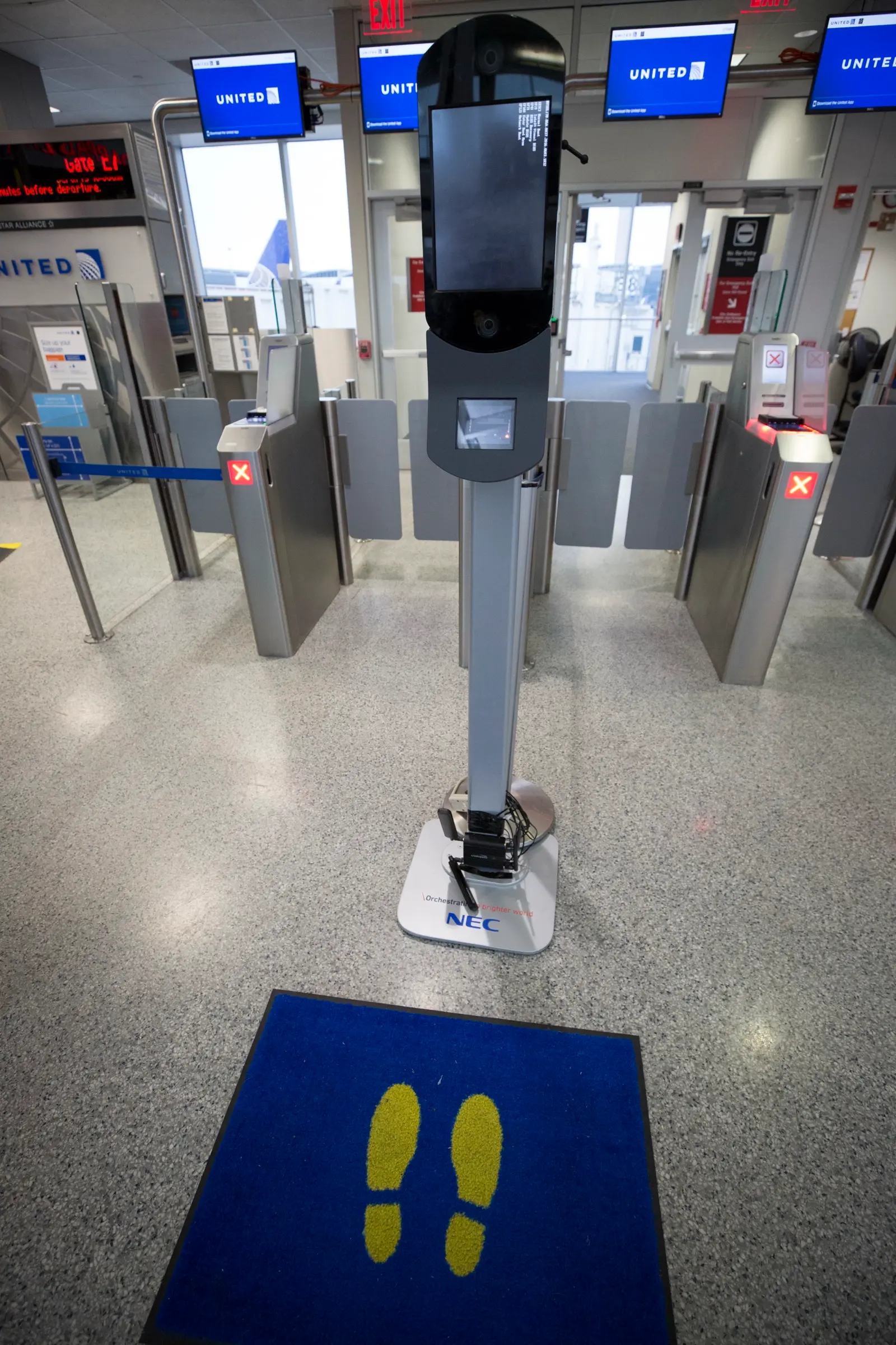 Quiosco de reconocimiento facial en una puerta de embarque de un aeropuerto de Estados Unidos