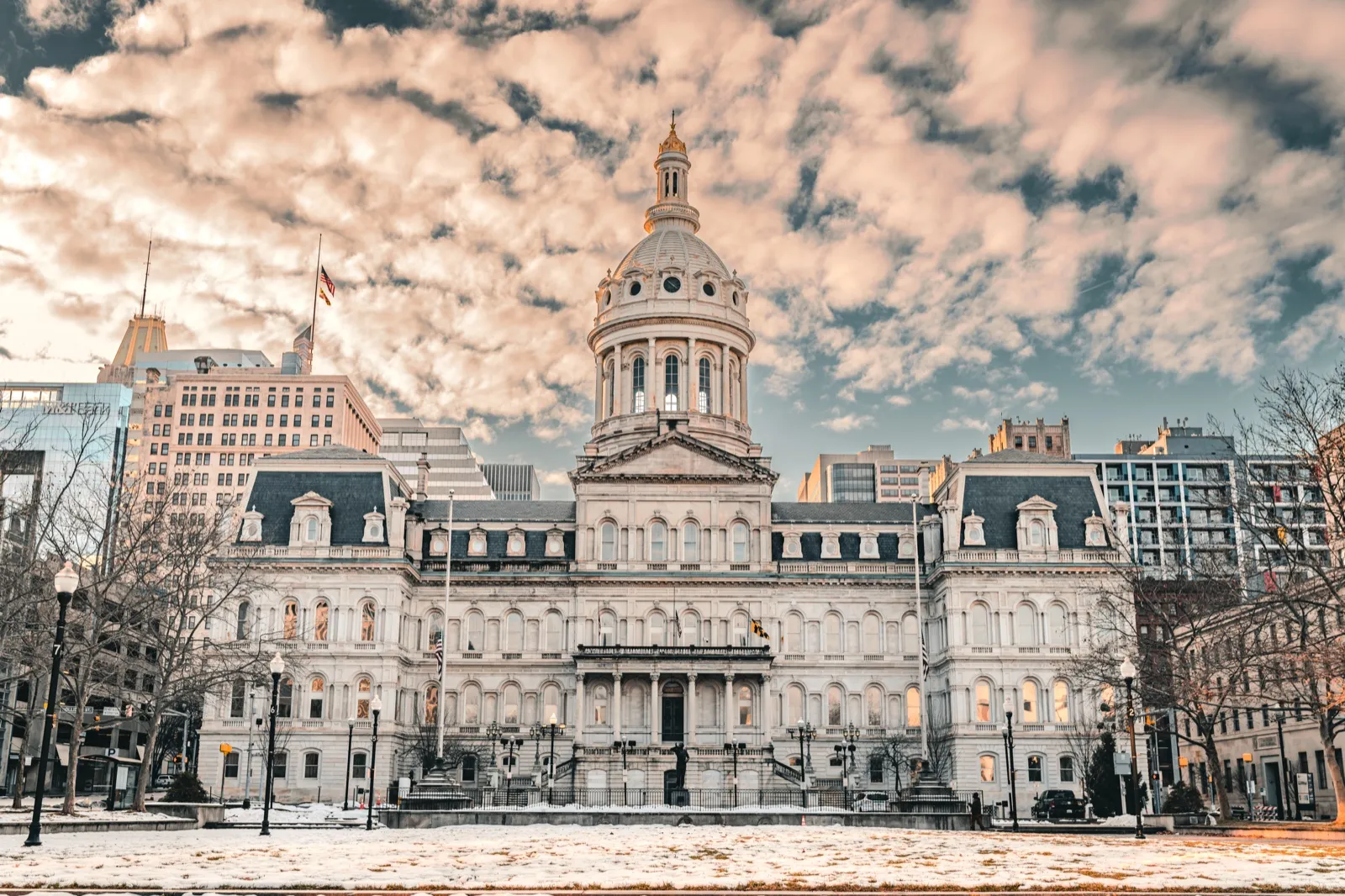 Alcaldía de Baltimore, un edificio histórico con cúpula, con nieve en la plaza