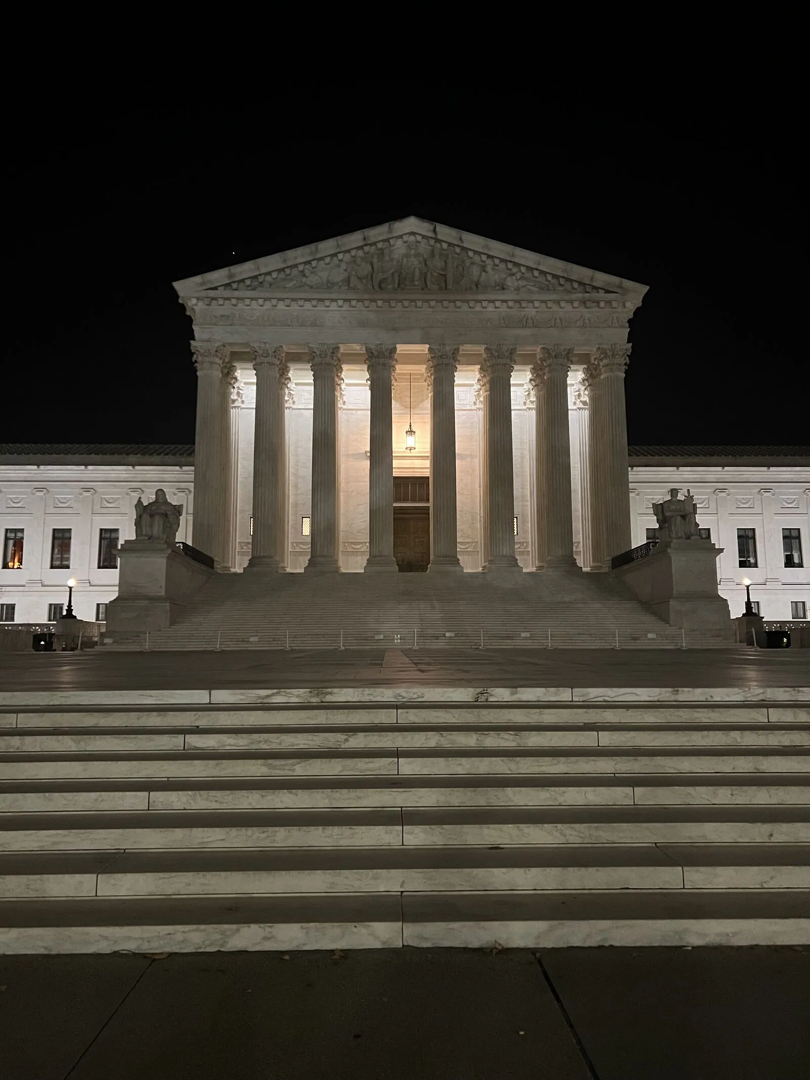 Fachada del edificio de la Corte Suprema de Estados Unidos de noche