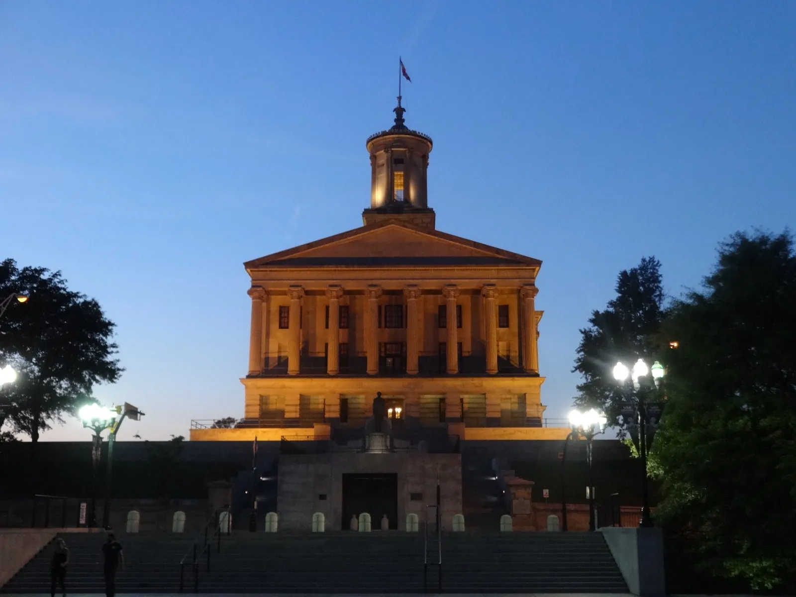 El Capitolio del estado de Tennessee, en Nashville, al anochecer
