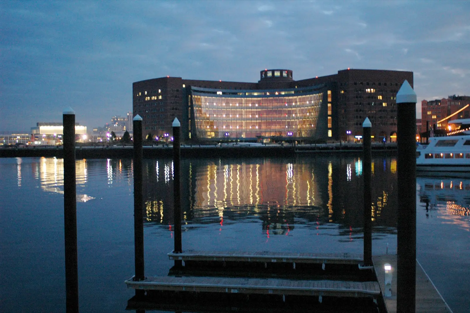 Tribunal federal John Joseph Moakley, en Boston, al anochecer