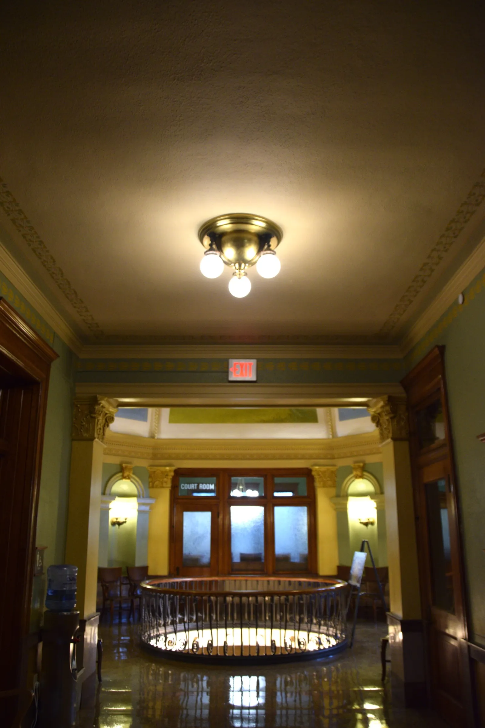 Pasillo interior de un tribunal del condado de Grant, Minnesota, con una puerta marcada «Court Room»