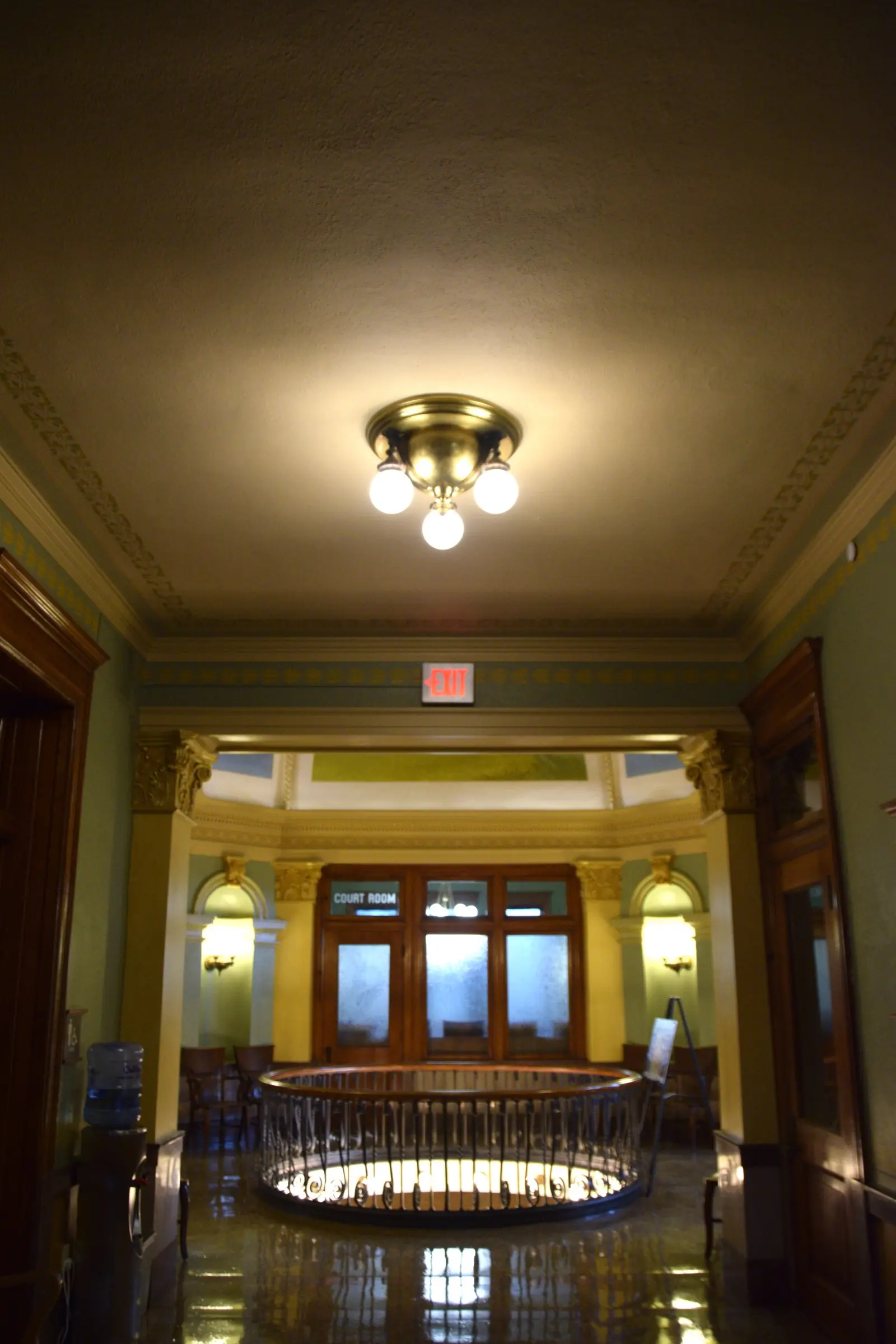 Pasillo interior de un tribunal del condado de Grant, Minnesota, con una puerta marcada «Court Room»
