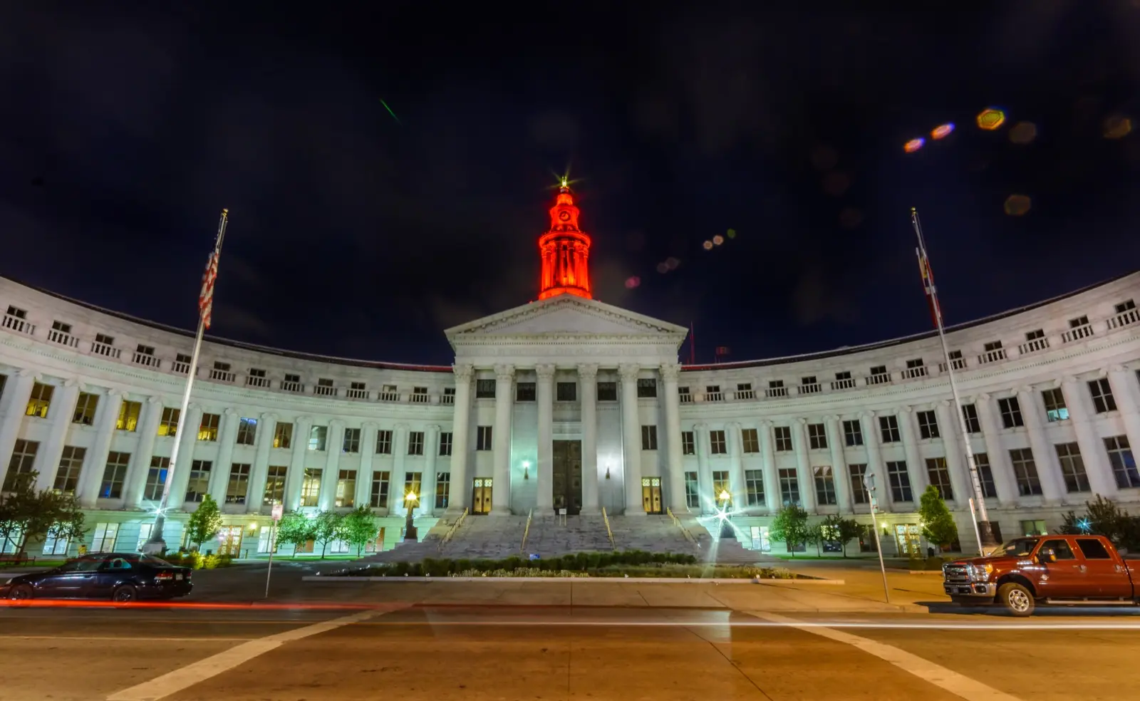 Edificio de la Ciudad y el Condado de Denver, de noche, con su torre iluminada