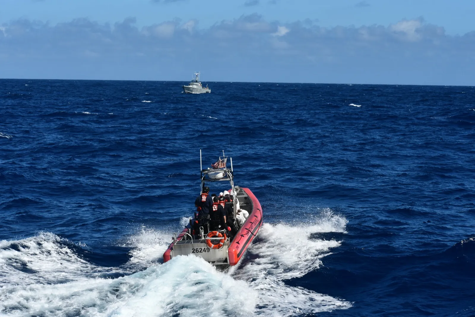 Lancha de la Guardia Costera de EE. UU. frente a un buque de la Armada Dominicana en alta mar