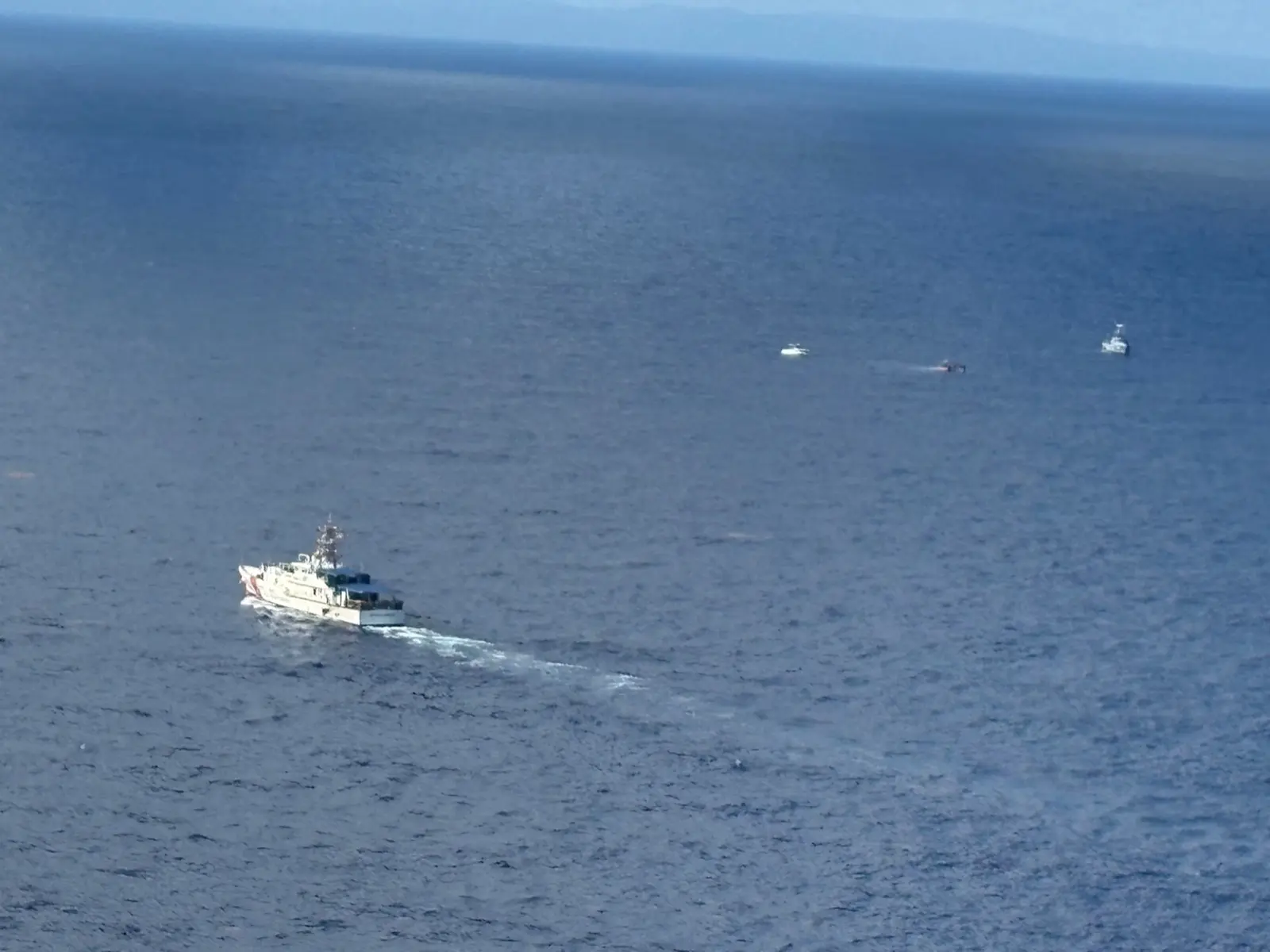 Vista aérea del cúter de la Guardia Costera Winslow Griesser navegando en el mar durante el rescate frente a República Dominicana