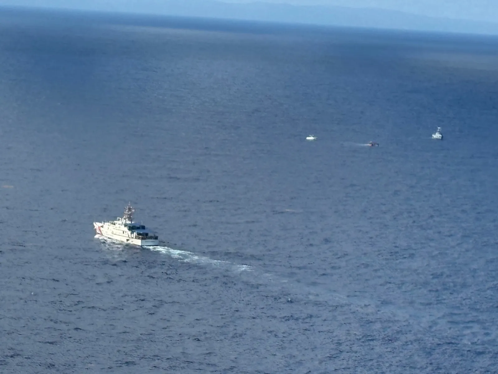 Vista aérea del cúter de la Guardia Costera Winslow Griesser navegando en el mar durante el rescate frente a República Dominicana