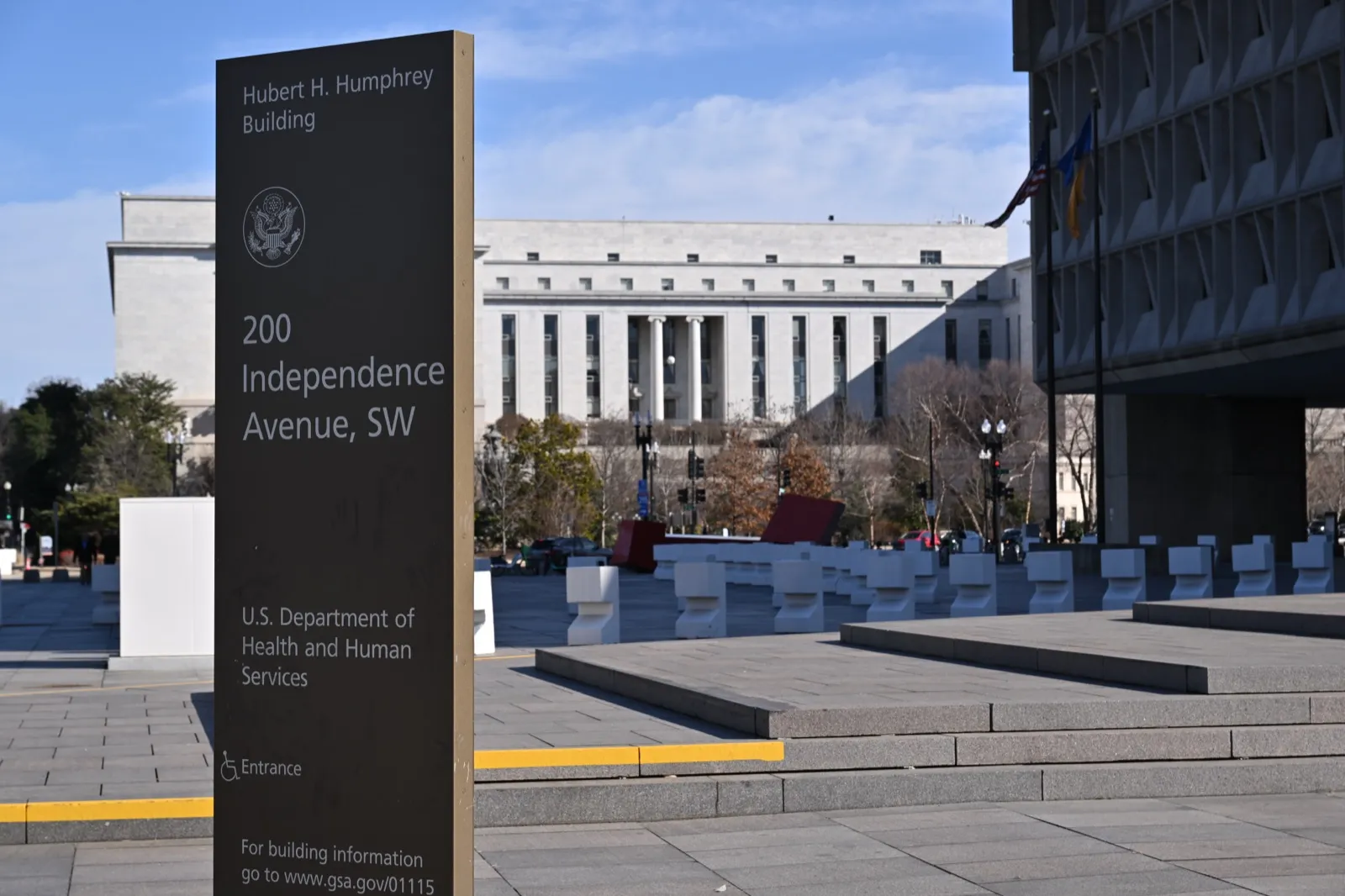 Letrero del edificio Hubert H. Humphrey, sede del Departamento de Salud y Servicios Humanos, en Washington