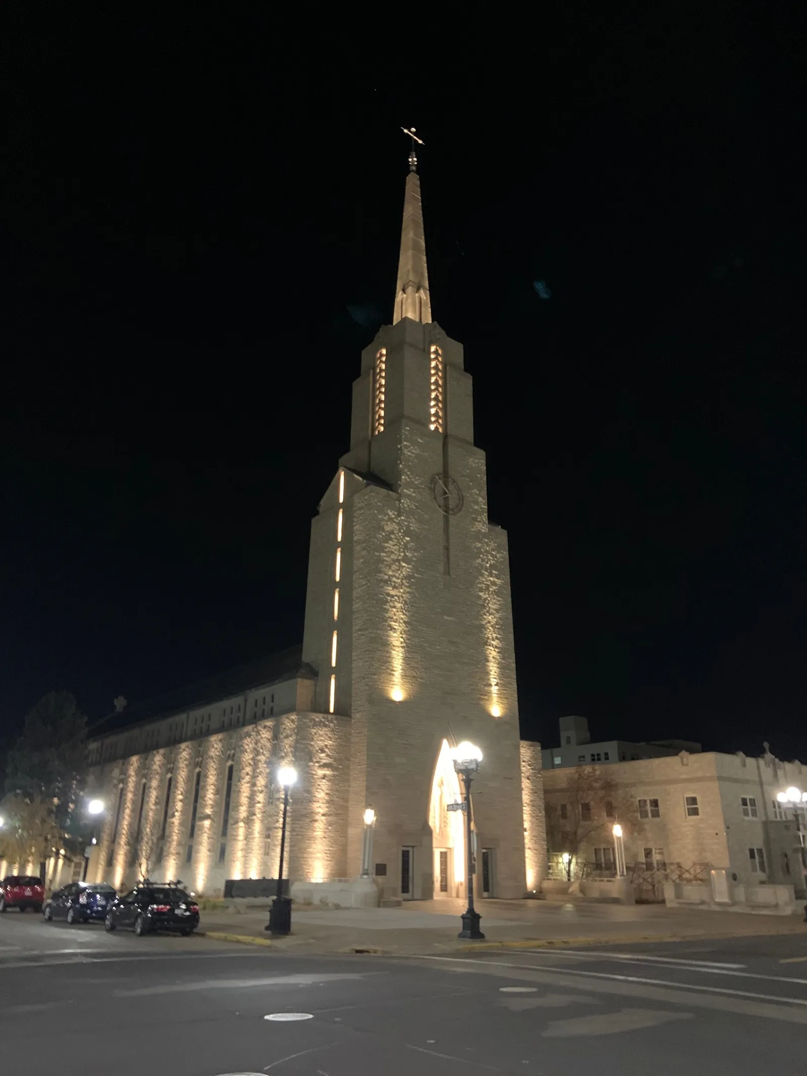 Catedral de La Crosse, Wisconsin, iluminada de noche