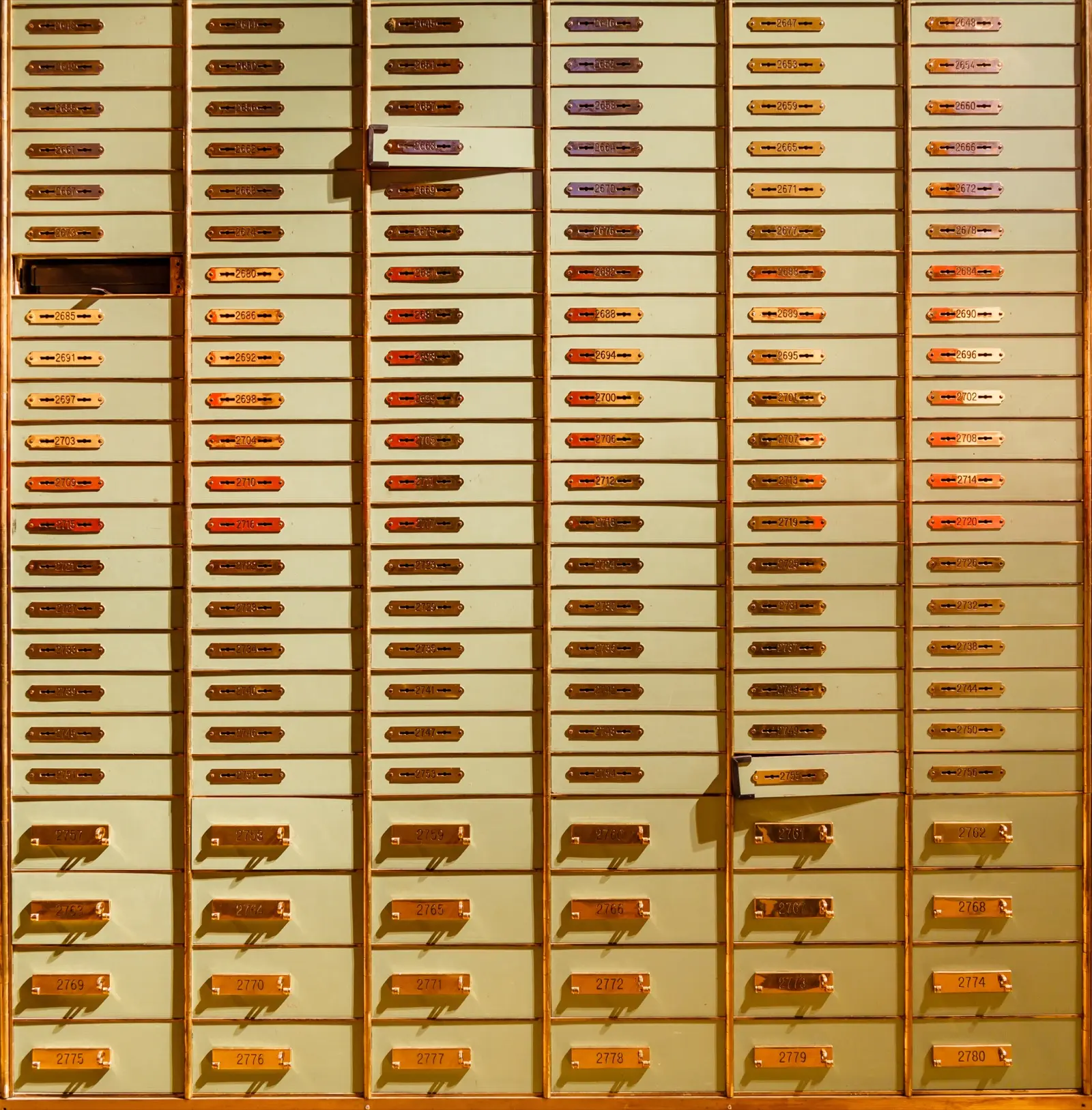 Pared de cajas de seguridad metálicas numeradas, cerradas