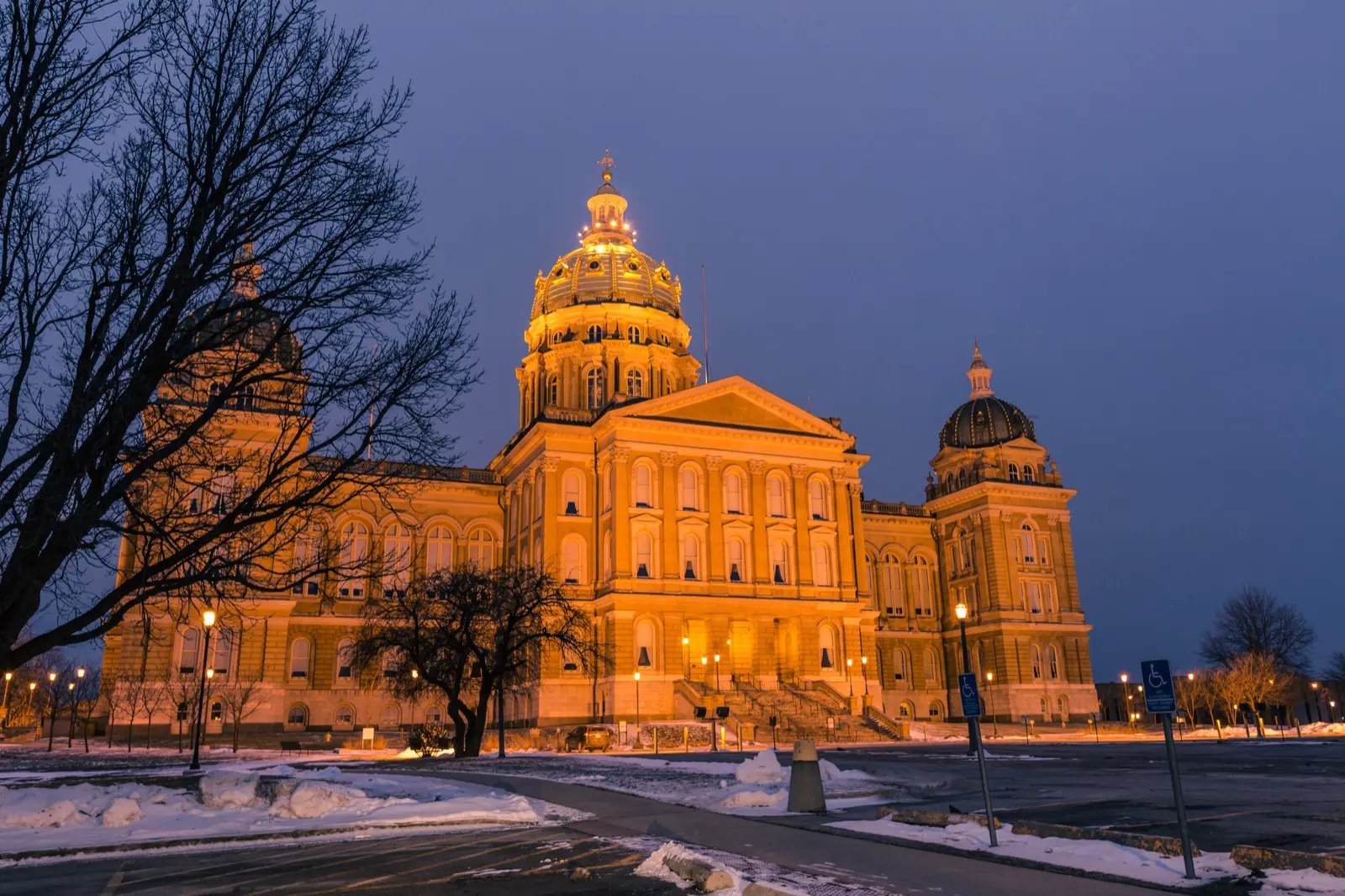 El Capitolio del estado de Iowa, en Des Moines, de noche