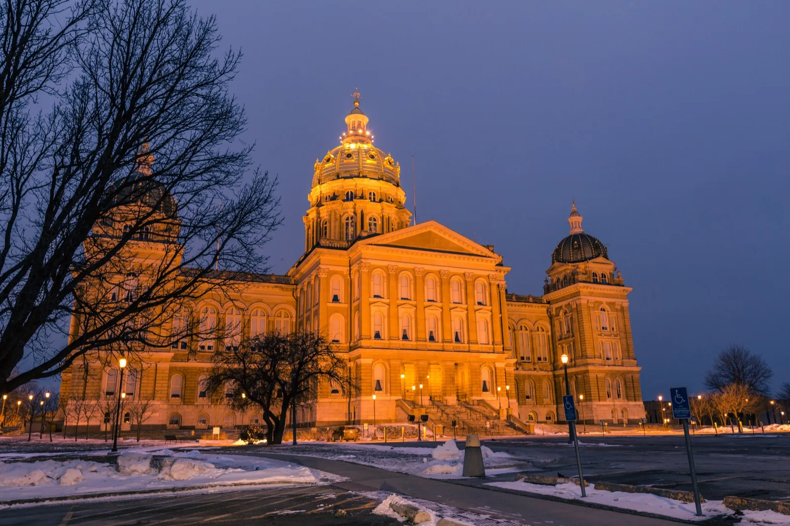 El Capitolio del estado de Iowa, en Des Moines, de noche
