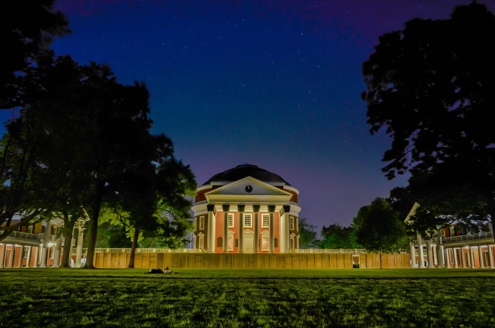 La Rotonda de la Universidad de Virginia, de noche