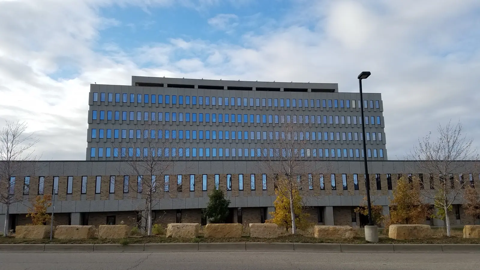 Fachada del edificio federal Bishop Henry Whipple, en Minneapolis, Minnesota