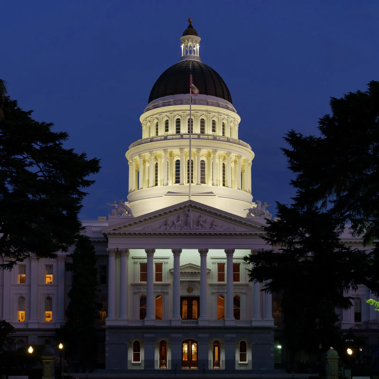 El Capitolio del estado de California, en Sacramento, iluminado al anochecer