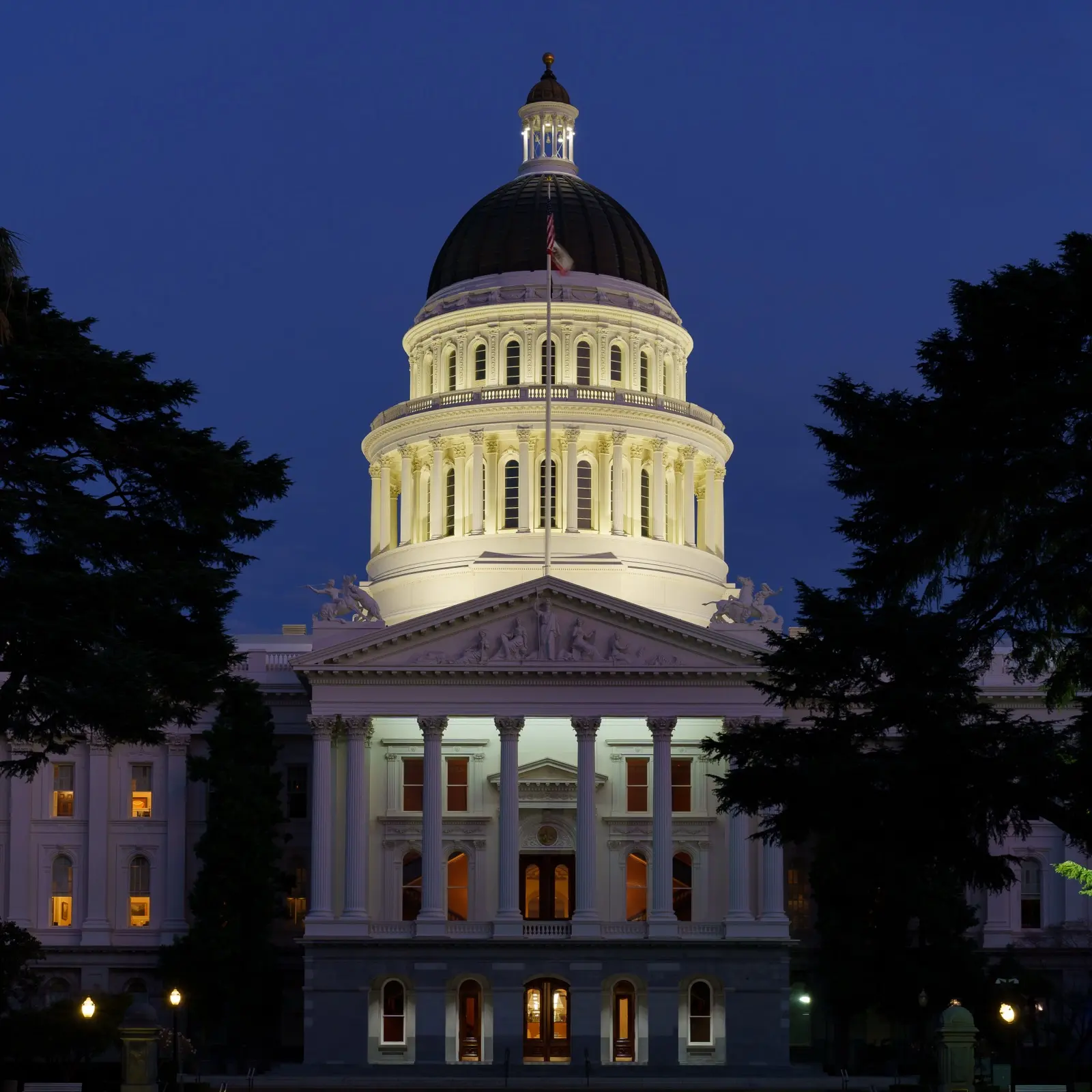 El Capitolio del estado de California, en Sacramento, iluminado al anochecer