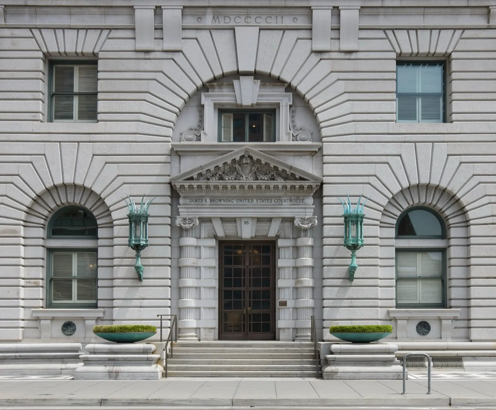 Entrada principal del edificio James R. Browning, sede del Tribunal de Apelaciones del Noveno Circuito en San Francisco