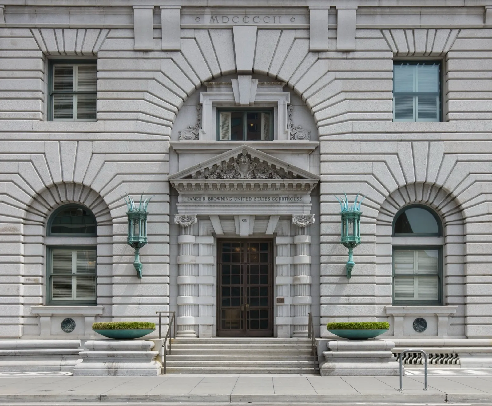 Entrada principal del edificio James R. Browning, sede del Tribunal de Apelaciones del Noveno Circuito en San Francisco