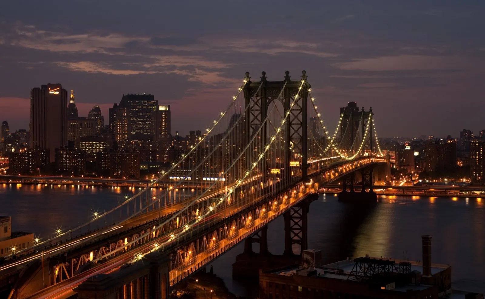 El puente de Manhattan y el horizonte de Nueva York al anochecer