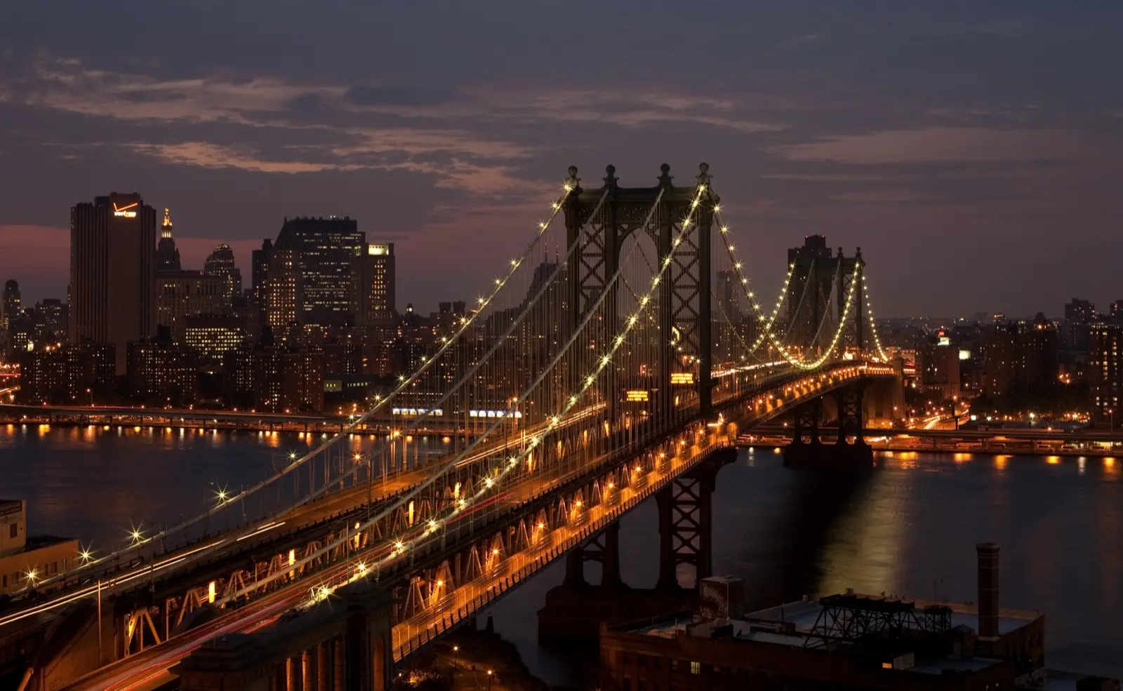 El puente de Manhattan y el horizonte de Nueva York al anochecer
