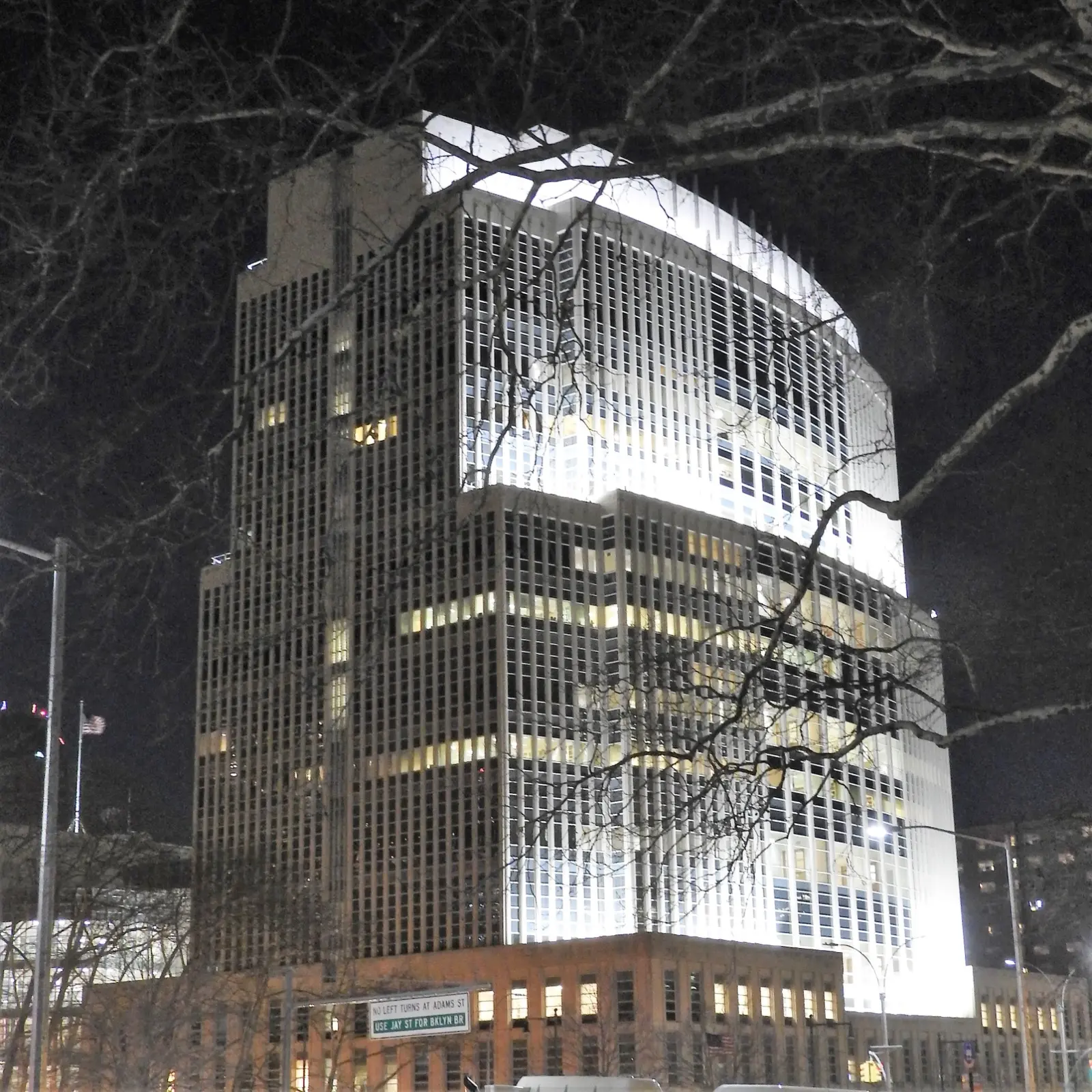 Edificio del tribunal federal Theodore Roosevelt en Brooklyn de noche (imagen de referencia)