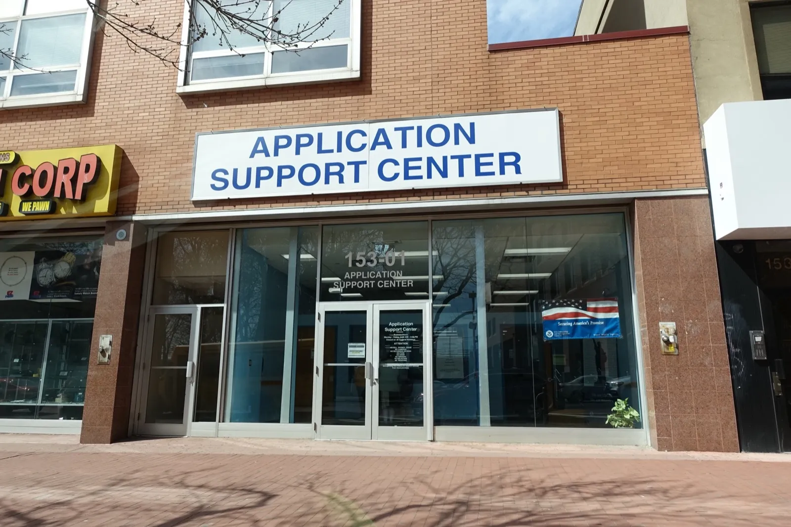 Fachada de un Centro de Apoyo a Solicitudes (Application Support Center) de USCIS en Nueva York