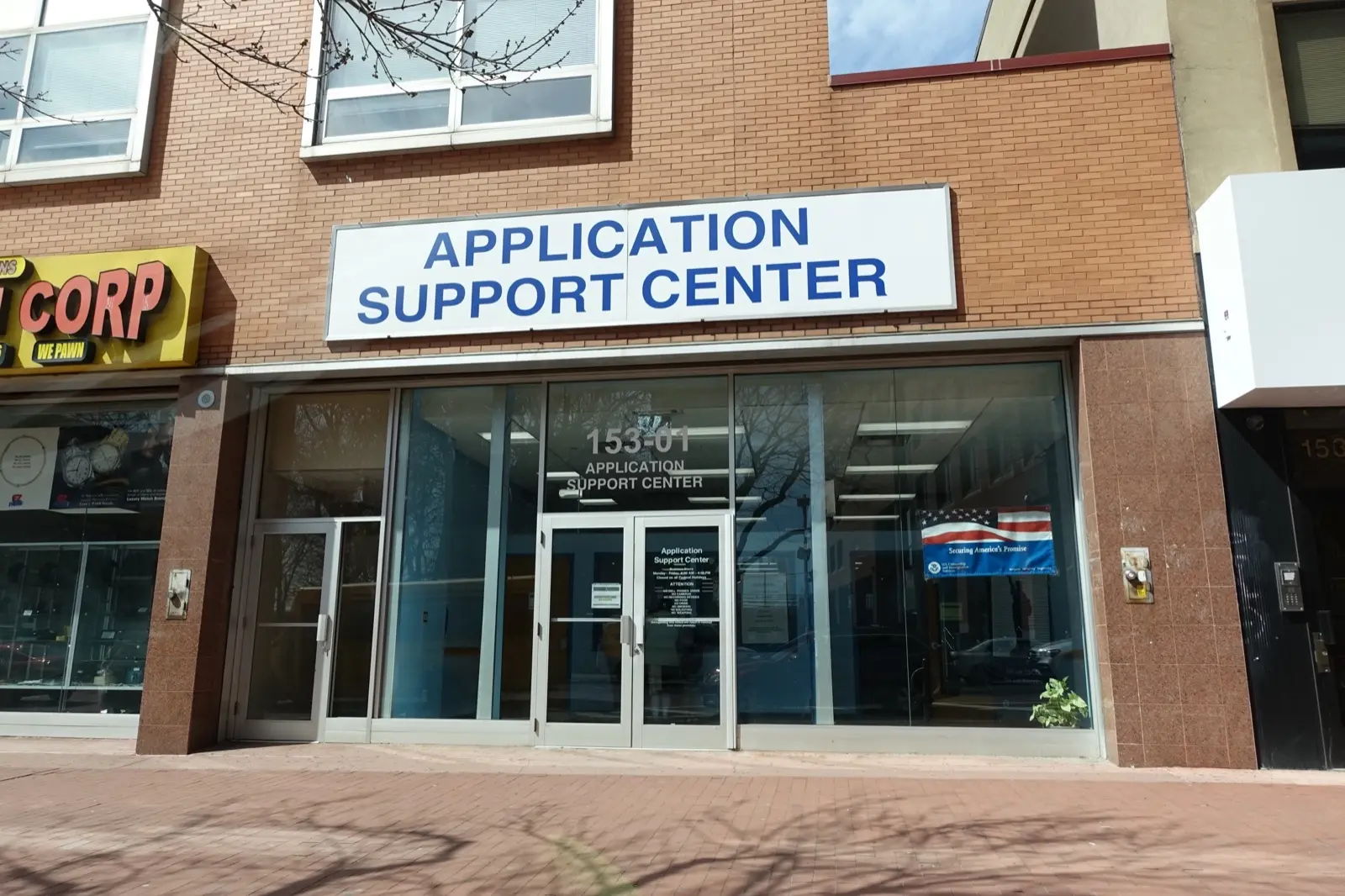 Fachada de un Centro de Apoyo a Solicitudes (Application Support Center) de USCIS en Nueva York