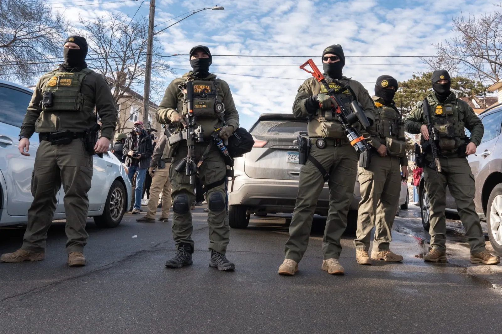 Agentes federales armados y con el rostro cubierto en una calle de Minneapolis (imagen de referencia)