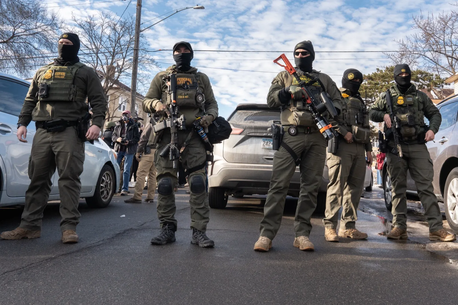 Agentes federales armados y con el rostro cubierto en una calle de Minneapolis (imagen de referencia)