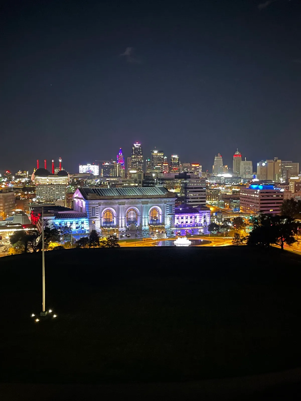 Vista nocturna del centro de Kansas City, Missouri, con la estación Union Station iluminada