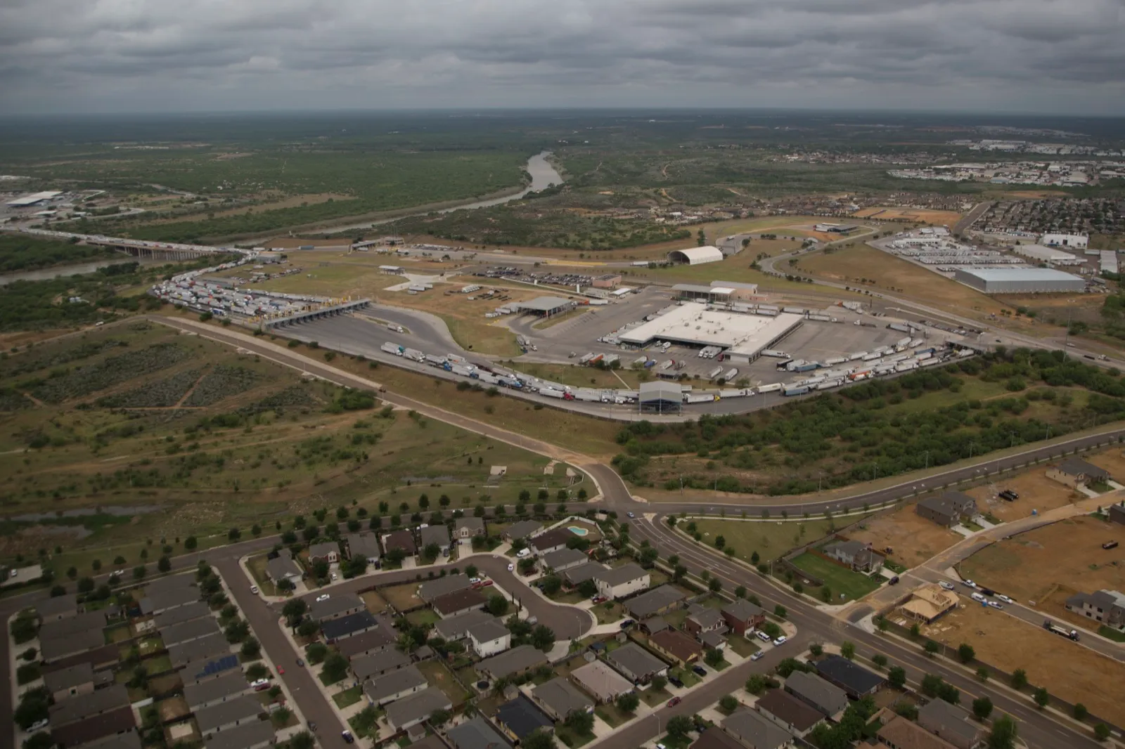 Vista aérea del puerto de entrada de camiones World Trade Crossing, en Laredo, Texas
