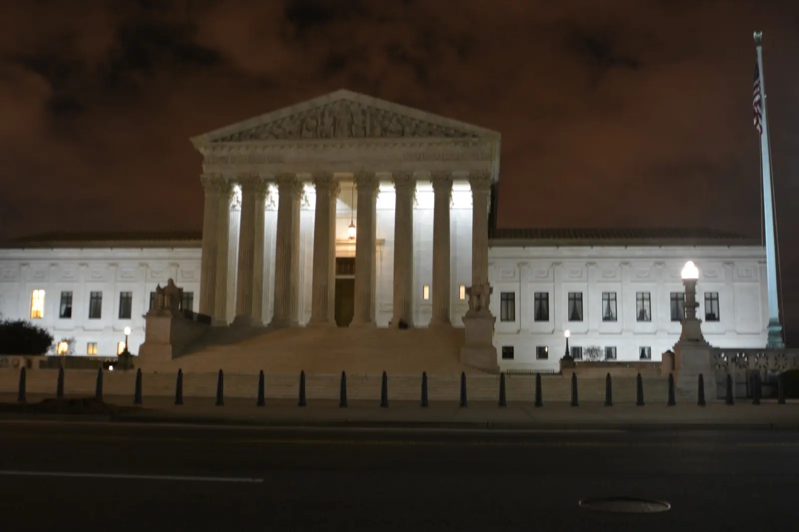 Fachada iluminada del edificio de la Corte Suprema de Estados Unidos de noche