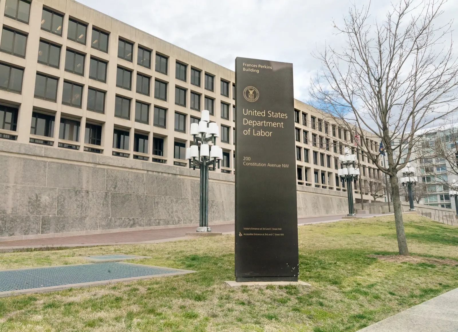 Letrero del Departamento de Trabajo de Estados Unidos frente a su sede, el edificio Frances Perkins