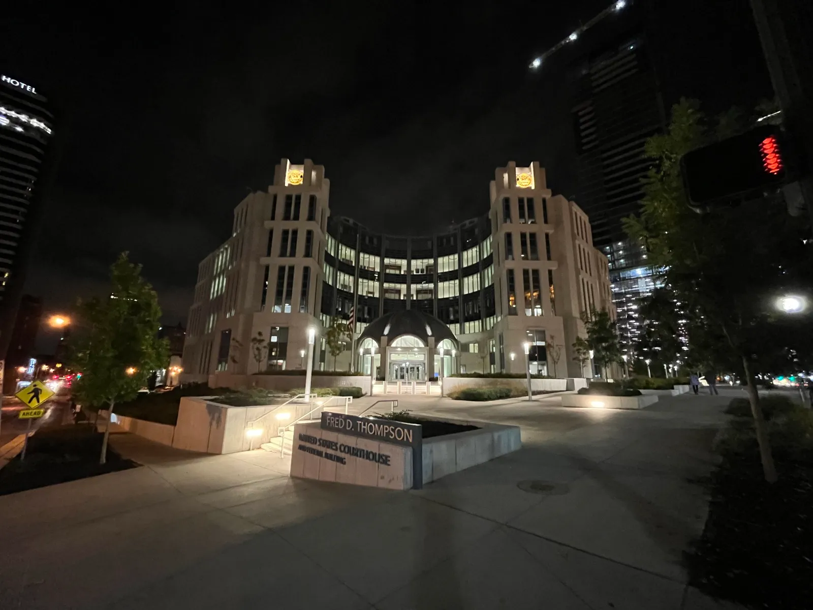 Edificio de un tribunal federal de Estados Unidos de noche