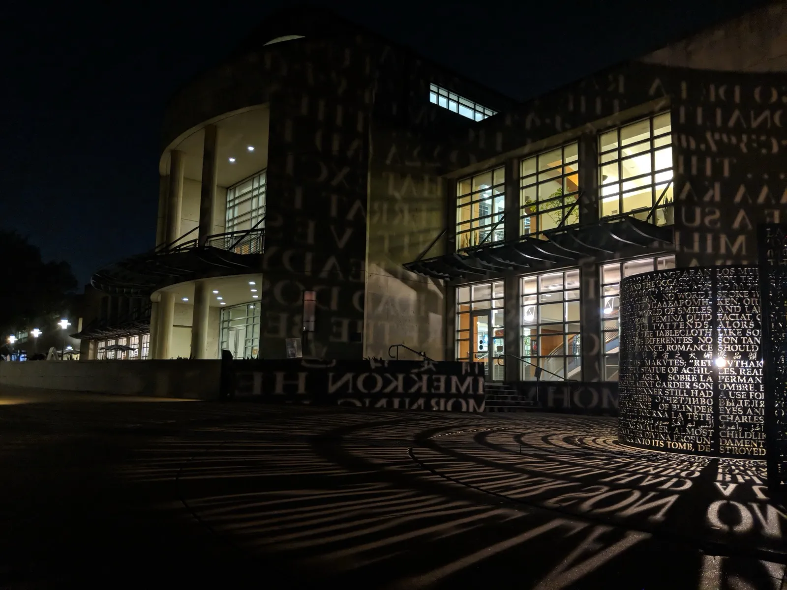 Biblioteca universitaria iluminada de noche